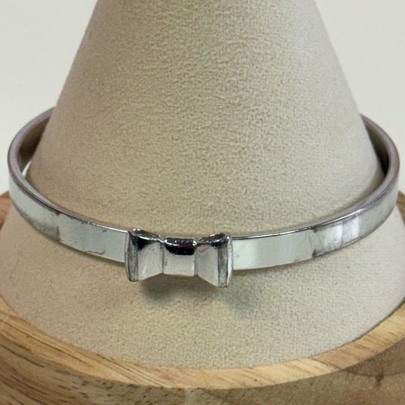 Kate Spade Silver Take A Bow Bangle Bracelet - Picture 1 of 5